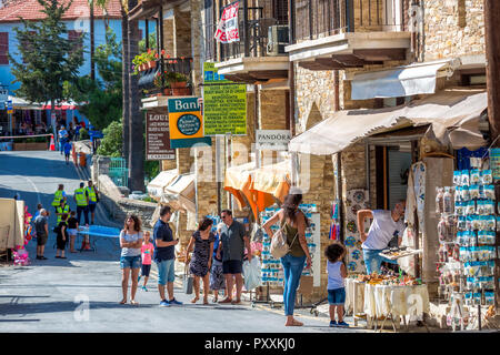 PANO LEFKARA, Chypre - 17 juin 2018 : vue sur la rue pittoresque avec de nombreux touristes à Lefkara village. Banque D'Images