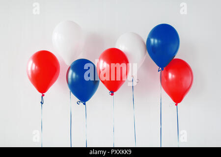 Partie avec décoration rouge, blanc et bleu balloons Banque D'Images