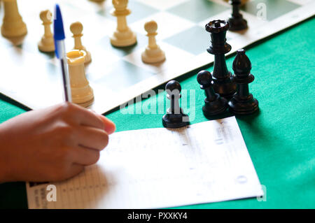 Friendly Jeux à un club d'Échecs Local Banque D'Images