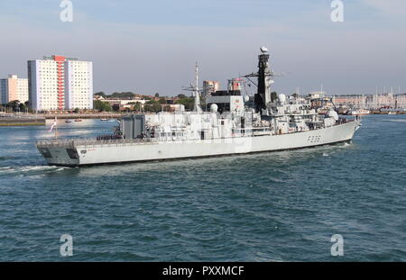 La Royal Navy Type 23 frégate HMS Montrose arrive à Portsmouth, Royaume-Uni le 25 juillet 2018 Banque D'Images