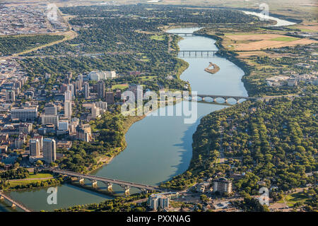 Vue aérienne de la ville de Saskatoon et de la rivière Saskatchewan Sud. Banque D'Images