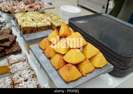 Gâteaux en forme de pyramide et autres gâteaux dans le British museum cafe LONDON UK Banque D'Images