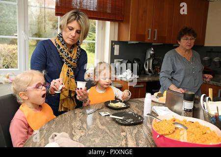 Tout-petits lits jumeaux pour manger Banque D'Images