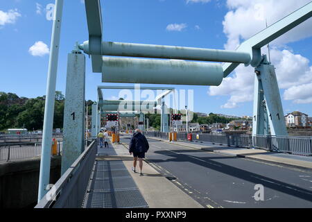 Piétons sur le Barrage de la baie de Cardiff, montrant les ponts à bascule, la connexion de Cardiff et à Penarth, Cardiff, Pays de Galles, Royaume-Uni Banque D'Images