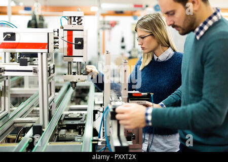 Les jeunes élèves de mécatronique attrayant de travailler sur projet Banque D'Images