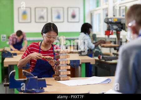 Femme High School Student Building lampe en bois Leçon Banque D'Images