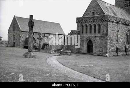 Années 1950, historique, l'entrée à l'abbaye et le chrétien St Martins, une croix sur l'île d'Iona sur les Hébrides intérieures, Ecosse, Royaume-Uni. Banque D'Images