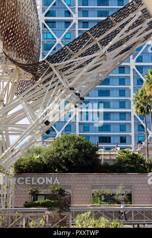 Vue sur Port Olimpic, avec la partie de Frank Gehry, le bronze sculpture Poisson et Mapfre construire des structures, Barcelone, Catalogne, Espagne Banque D'Images