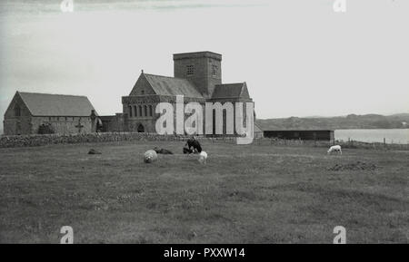 Années 1950, une vue de l'île d'Iona Abbey et St Martins' cross, herbrides, Ecosse, Royaume-Uni. Banque D'Images