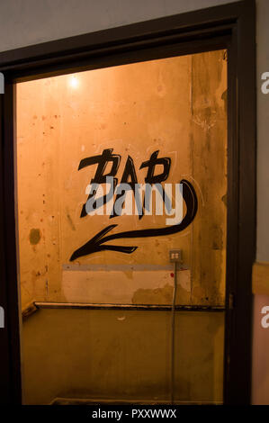 Signe peint à la main pour un bar avec une flèche orientée vers la gauche et en bas Banque D'Images