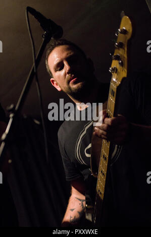 Dodgy live at the 2018 Festival de musique de Stoke Newington, trio est composé de Nigel Clark guitare chant, guitare chant Andy Miller, Stu Thoy basse, harpe, Vox Banque D'Images