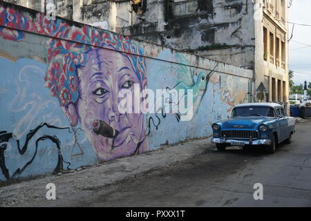 Street art et old-timer voiture à La Havane, Cuba Banque D'Images