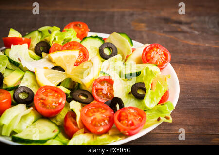 Vue rapprochée d'une salade de légumes sains sur table en bois Banque D'Images