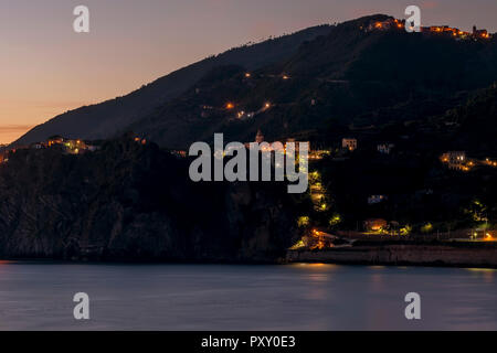 Compte tenu de la soirée villages perchés de Corniglia et San Bernardino, parc des Cinque Terre, ligurie, italie Banque D'Images