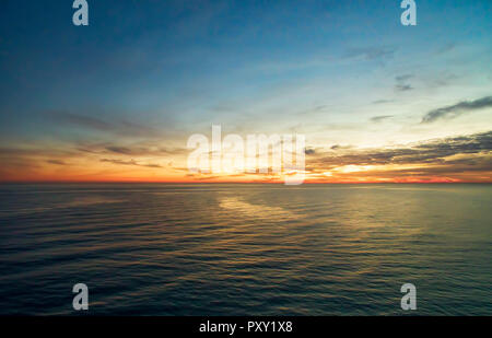 La vue de la hauteur au-dessus de la mer avec coucher de soleil colorés . Banque D'Images