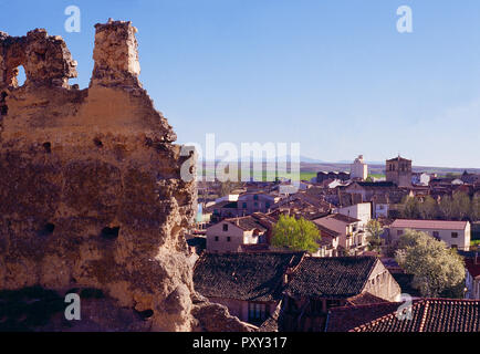 Vue sur le village du château. Turégano, province de segovia, Castilla Leon, Espagne. Banque D'Images