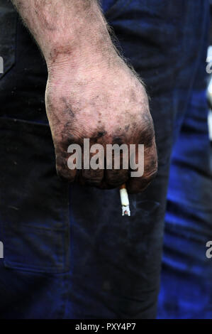 cigarette, cigarettes, fumer, homme, mains, main, feu, dépendance, poumons, maladies, système respiratoire, travailleur, substances addictives dans la nicotine, Banque D'Images