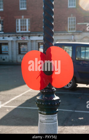 Grand Pavot commémorative attaché à un lampadaire au Market Square, Devizes, Wiltshire, Royaume-Uni. Banque D'Images