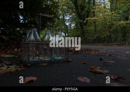 Bouteilles de lait vides laissés à l'extérieur pour la collecte à l'automne, UK Banque D'Images