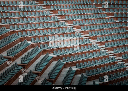 Gratuitement sur plusieurs rangées de sièges non réclamés. Coucher du soleil photo dans public vide de concerts et l'amphithéâtre. Brique rouge et blanc travertin structure. Banque D'Images