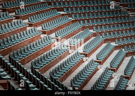 Gratuitement sur plusieurs rangées de sièges non réclamés. Coucher du soleil photo dans public vide de concerts et l'amphithéâtre. Brique rouge et blanc travertin structure. Banque D'Images