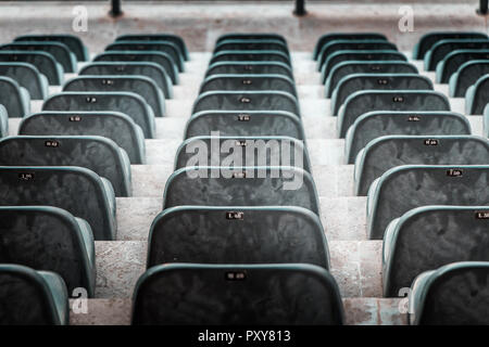 Gratuitement sur plusieurs rangées de sièges non réclamés. Coucher du soleil photo dans public vide de concerts et l'amphithéâtre. Brique rouge et blanc travertin structure. Banque D'Images