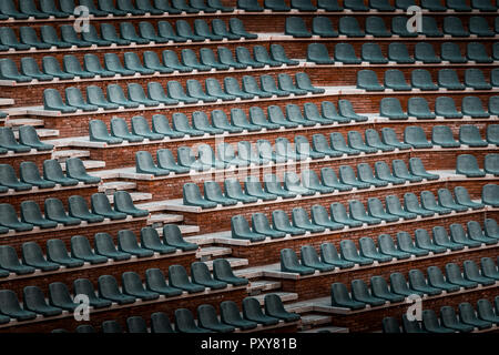 Gratuitement sur plusieurs rangées de sièges non réclamés. Coucher du soleil photo dans public vide de concerts et l'amphithéâtre. Brique rouge et blanc travertin structure. Banque D'Images