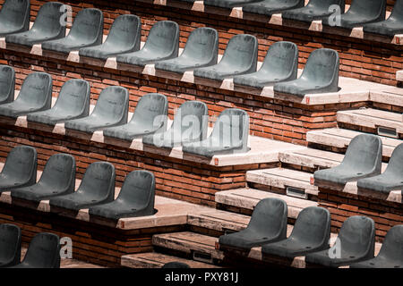 Gratuitement sur plusieurs rangées de sièges non réclamés. Coucher du soleil photo dans public vide de concerts et l'amphithéâtre. Brique rouge et blanc travertin structure. Banque D'Images