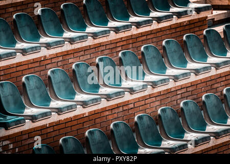 Gratuitement sur plusieurs rangées de sièges non réclamés. Coucher du soleil photo dans public vide de concerts et l'amphithéâtre. Brique rouge et blanc travertin structure. Banque D'Images