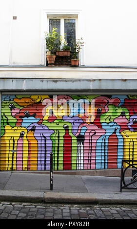Volets peints de couleurs vives, Rue de Tourtille, Belleville, Paris, France Banque D'Images