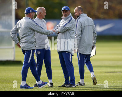 Gestionnaire de Chelsea Maurizio Sarri (centre) et l'entraîneur adjoint, Marco Ianni (à droite) au cours de la séance de formation au terrain d'entraînement de Cobham, Londres. Banque D'Images