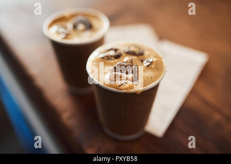 Deux tasses de café glace assis sur un comptoir de café Banque D'Images