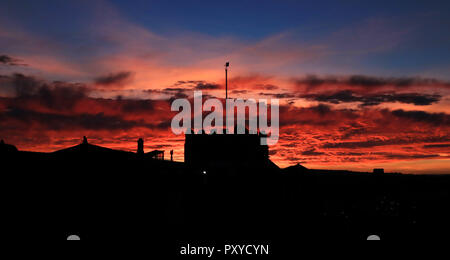 Le coucher de soleil sur les ruines de l'abbaye de Whitby dans le Yorkshire du Nord. Banque D'Images