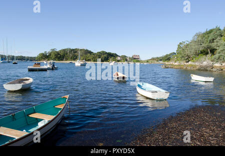 Bateaux dans le port de Quissett à Falmouth, Cape Cod, Massachusetts, USA sur un lumineux, clair, ensoleillé, ciel bleu matin Banque D'Images