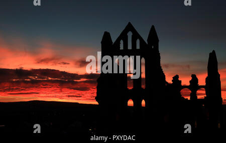 Le coucher de soleil sur les ruines de l'abbaye de Whitby dans le Yorkshire du Nord. Banque D'Images