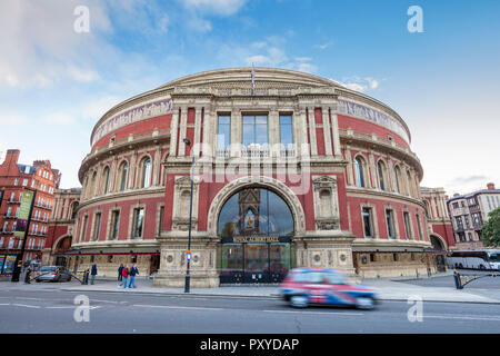 Un drapeau britannique décoré London taxi Moving a passé le Royal Albert Hall Londres, Angleterre Banque D'Images