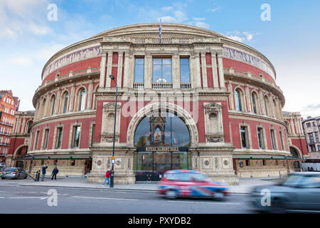 Un drapeau britannique décoré London taxi Moving a passé le Royal Albert Hall Londres, Angleterre Banque D'Images