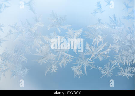 Résumé fond bleu avec cristaux de givre blanc. Banque D'Images