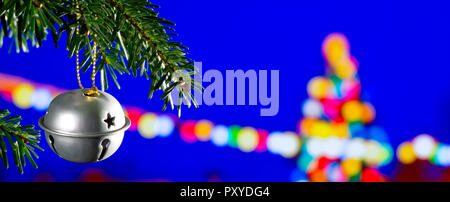 Décoration de Noël avec Christmas Bell sur l'arbre de Noël Banque D'Images