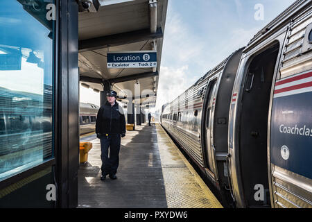 Chef de train de passagers attend sur la zone de chargement à l'Albany-Rensselaer Gare à Albany, New York. Banque D'Images