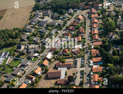 Vue aérienne d'une banlieue allemande avec deux rues et de nombreuses petites maisons pour familles, photographié par un gyrocopter Banque D'Images