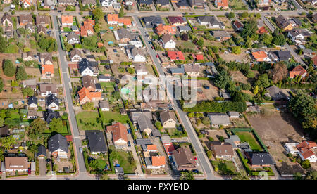 Vue aérienne d'une banlieue allemande avec deux rues et de nombreuses petites maisons pour familles, photographié par un gyrocopter Banque D'Images