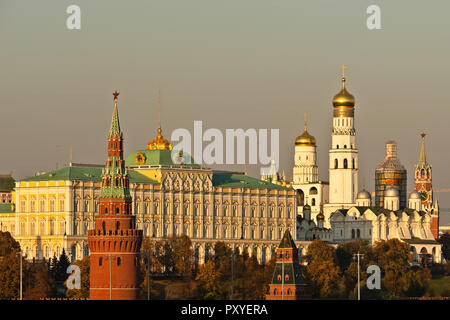 Ciel nuageux sur Moscou Kremlin. Lumière dorée de l'automne. Vodovzvodnaya (pompage de l'eau) tour (à gauche) Grand Palais du Kremlin (centre), Ivan le Grand belfr Banque D'Images