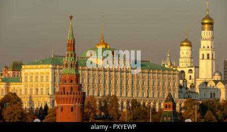 Ciel nuageux sur Moscou Kremlin. Lumière jaune de la saison d'automne. Vodovzvodnaya (pompage de l'eau) tour (à gauche) Grand Palais du Kremlin (centre), Ivan le Banque D'Images