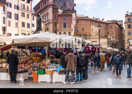 Les étals de marché coloré au marché de Campo de' Fiori, Rome, Italie. Banque D'Images