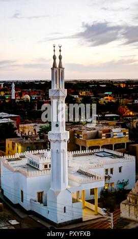 Mosquée moderne près de Al-Qasr vieille ville à Dakhla oasis, Egypte Banque D'Images