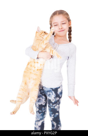 Jolie petite fille avec un chat rouge dans ses mains. Studio photo, isolé sur fond blanc. Banque D'Images