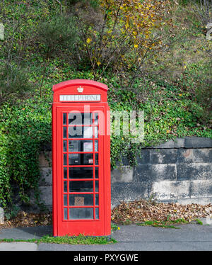 Un seul original old red telephone box. Banque D'Images