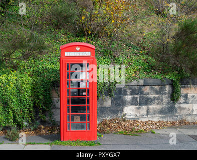 Un seul original old red telephone box. Banque D'Images