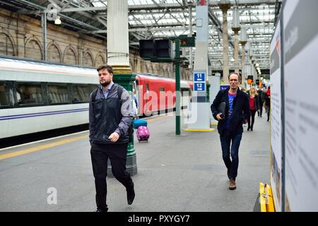 Edinburgh, Ecosse, Royaume-Uni. Les passagers sur une plate-forme une sation de Waverley à Édimbourg. Banque D'Images
